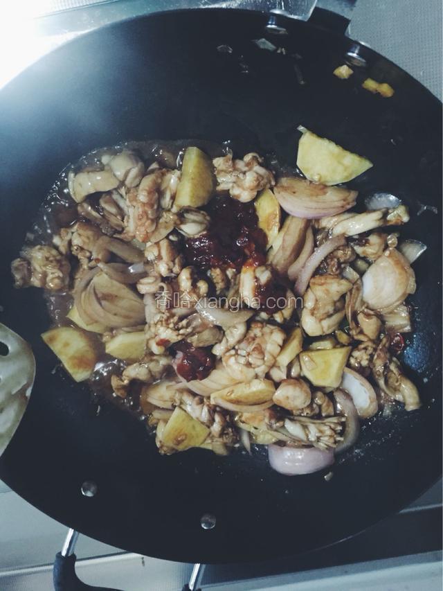 加入两洋葱土豆翻炒一下，加入花椒，两勺豆瓣酱翻炒，中火焖烧