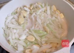 柠香鲜奶葱蒜鲜鱿斜管面的做法图解4