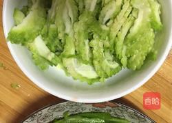 清炒苦瓜的做法图解1
