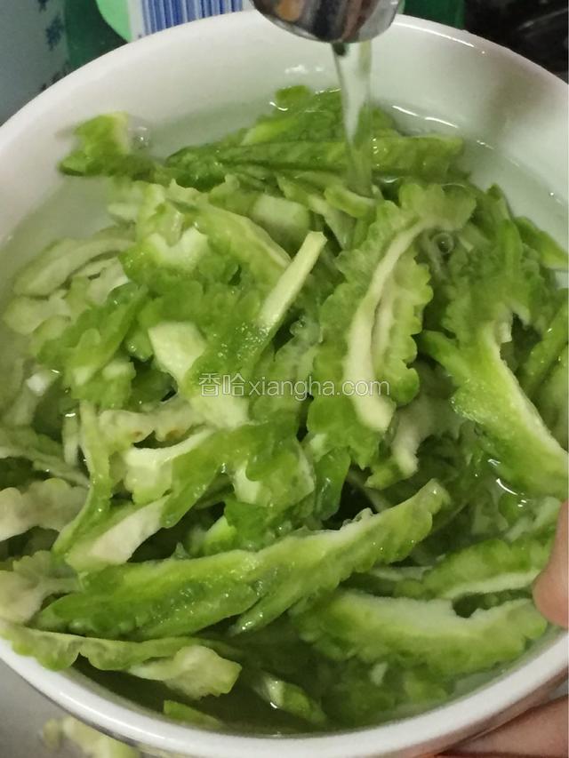 苦瓜腌制软了用清水冲洗，沥干水分