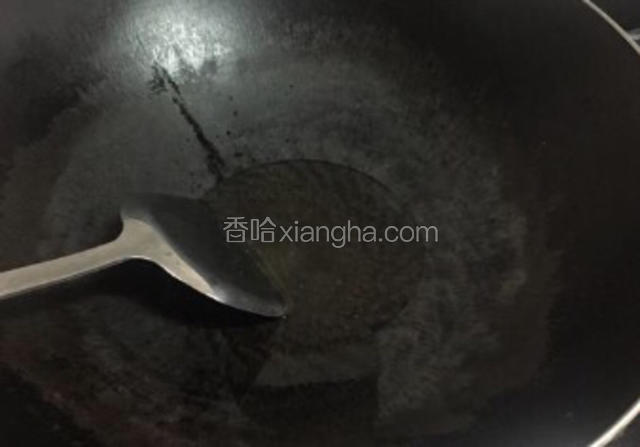 锅里烧油倒入苦瓜翻炒，放盐