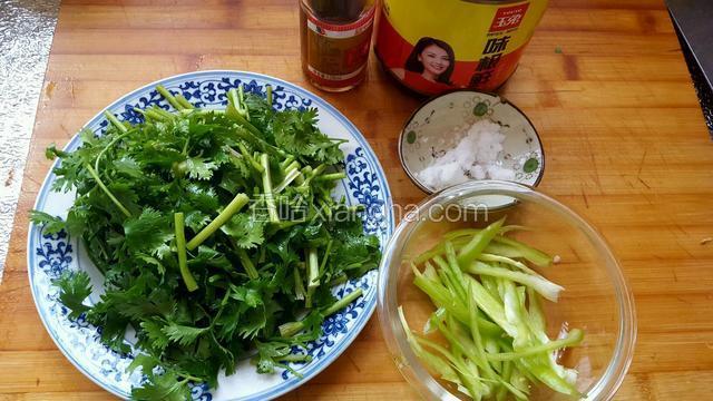 香菜切段，辣椒切丝，盐少许，味极鲜，香油少许