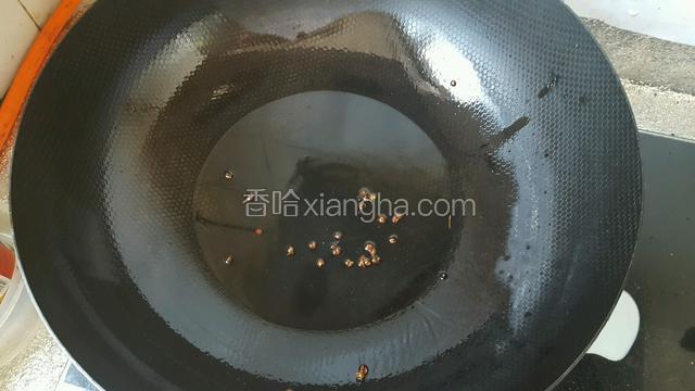 锅内加入少量的油和麻椒，呛出嘛味后关火，把油倒入豆腐皮里面搅拌均匀！