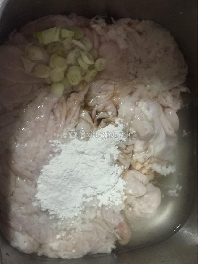 肥肠翻面去油，用面粉，料酒，醋，大葱，洗干净，具体清洗方法在我之前泡椒肥肠那个食谱里面