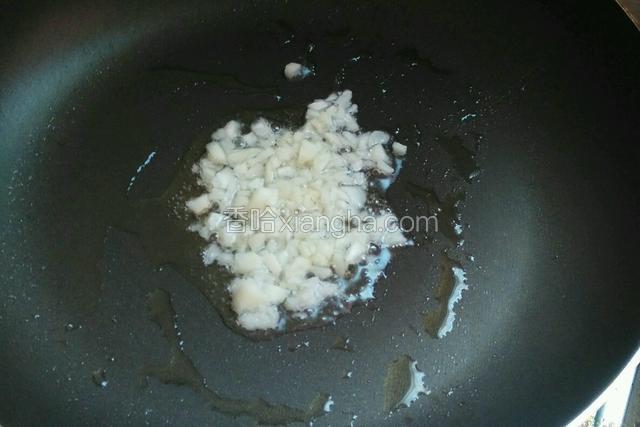 锅倒入油加热，放进蒜末爆香。