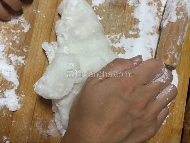 揉搓粉团，加入猪油（没有猪油用色拉油，橄榄油都可以）