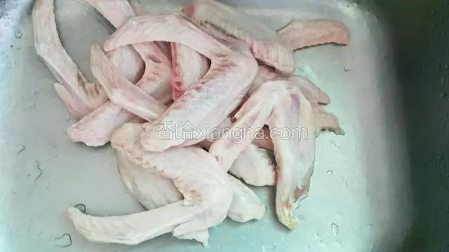 鸭翅解冻，冲洗干净
