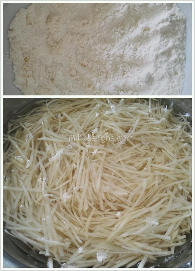土豆将水控干，裹上面粉。扮成一条一条。