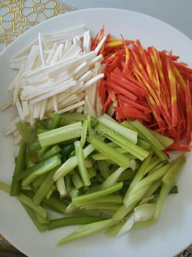 胡萝卜杏鲍菇，芹菜切条，备用。
