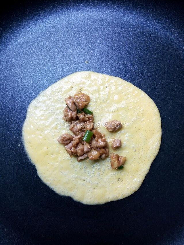 开小火，煎蛋皮。当蛋皮快凝固时，放点瘦肉末做馅，放蛋皮中间。