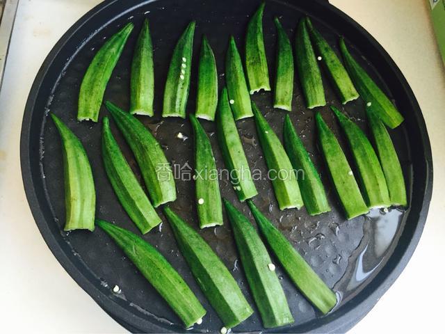 平底锅烧热放油，把切好的秋葵放进去，小伙慢煎