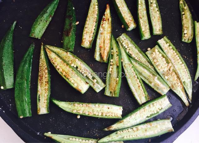 看着颜色稍变翻面，撒上盐，孜然和黑胡椒粉