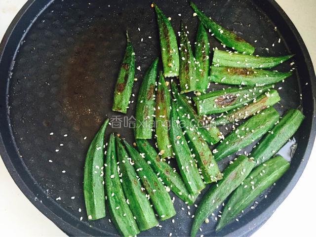 稍煎片刻再翻面，撒上去皮芝麻，不要煎的太久，基本变色就可以了，煎的太老影响口感