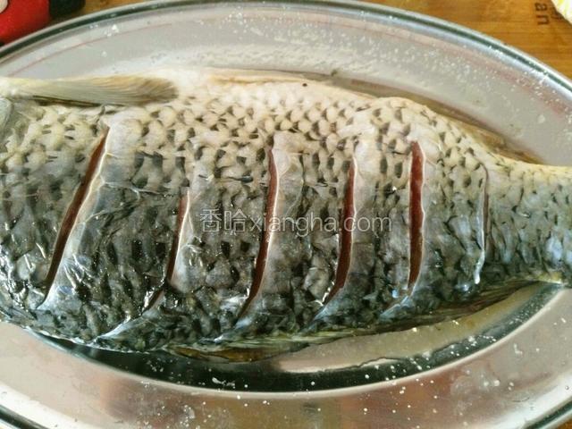 均匀抹上盐，料酒，刀口处，鱼膛内都要抹上