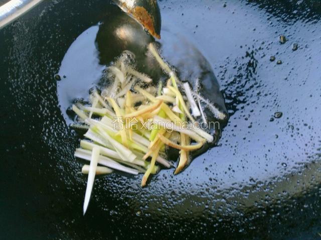 锅里留少许底油，放入葱姜蒜煸香