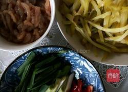 榨菜炒肉丝的做法图解1