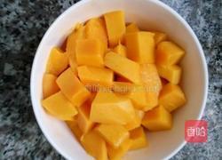 椰汁芒果西米露的做法图解2