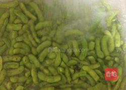 水煮毛豆的做法图解1