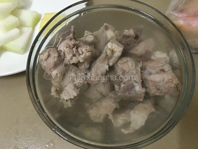 排骨洗净斩块放入清水浸泡3分钟去血水，冬瓜去皮洗净后切成片状，姜去皮切片备用