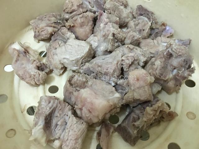 捞出后沥干水分待用