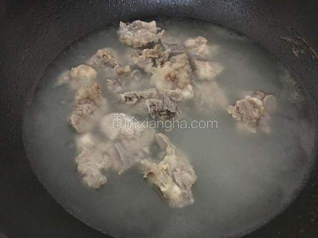 锅中注入清水龙骨倒入小火煮熟