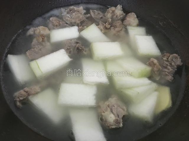 加入冬瓜姜片，继续小火慢煮30分钟