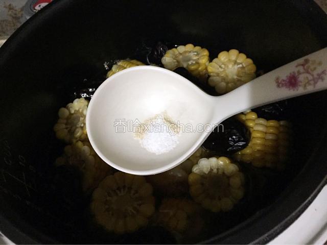 加入适量的盐和鸡精调味即可食用