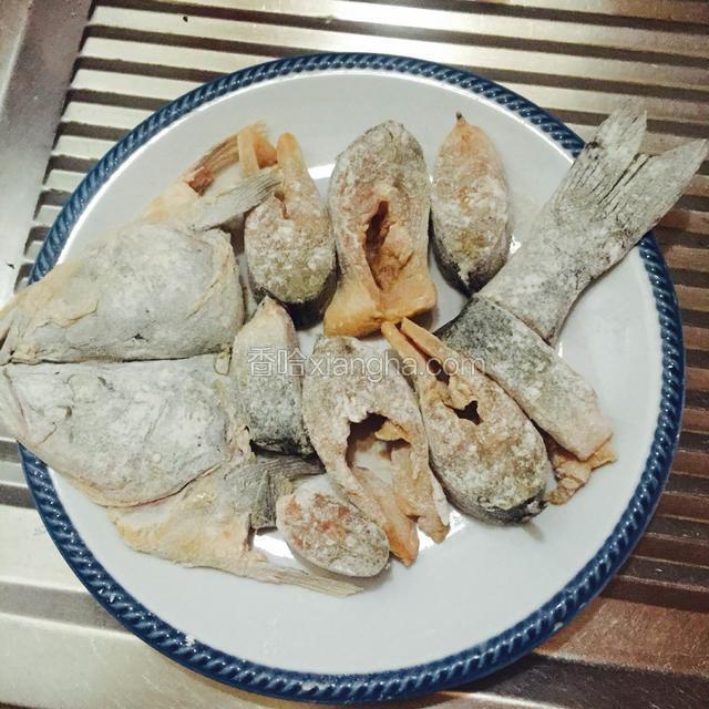 半小时后鱼块沥出，均匀沾上面粉。