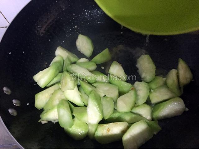 加入少许清水翻炒片刻