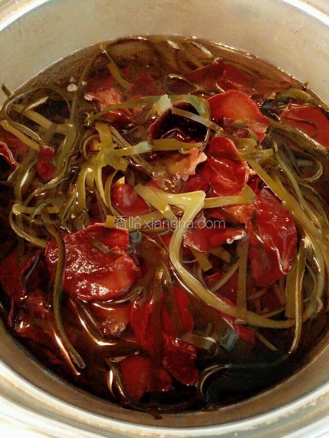 在水开后，把海带丝和木耳倒入，煮15分钟。