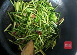 肉丝炒蒜苔的做法图解3