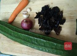 胜瓜木耳炒洋葱的做法图解1