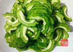 苦瓜炒肉的做法图解1