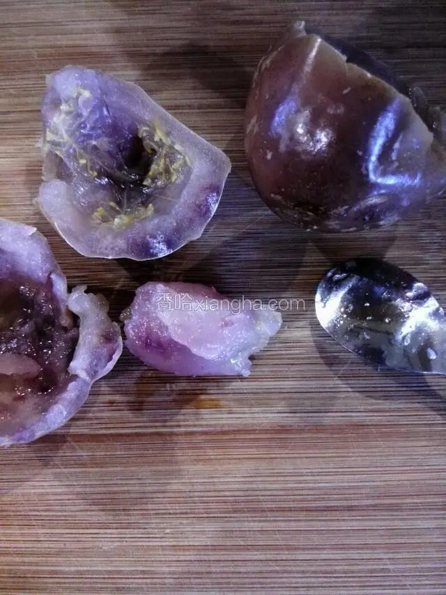 挖出果肉，用料理机打成糊