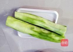 丝瓜炒面包的做法图解1