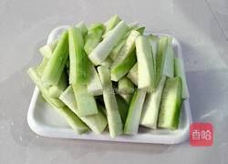 丝瓜炒面包的做法图解2