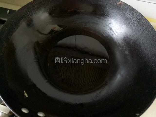 锅中放入适量的花生油烧热