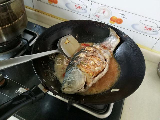 打开锅盖放入酱油，料酒，醋，耗油，再加入少量水烧制