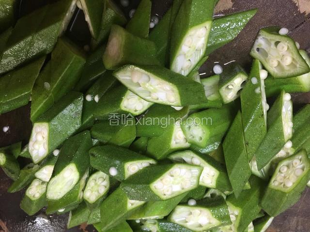 用刀切成小块；