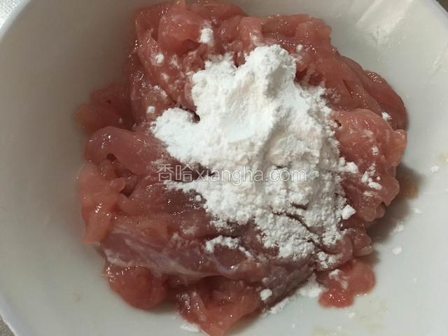 瘦肉切丝用盐，料酒，淀粉腌制；