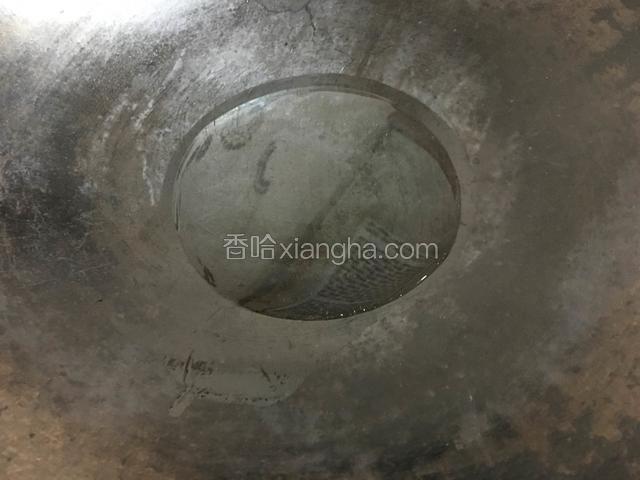 油锅倒入适量食用油；