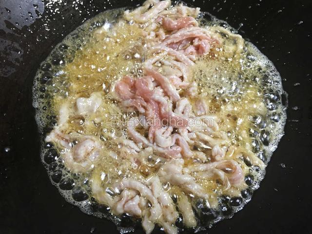 肉丝入锅煸炒；