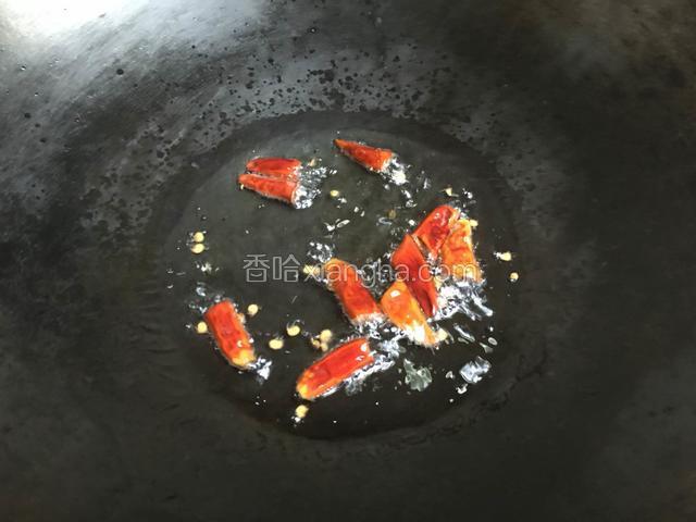 锅内留余油，干辣椒入锅煸炒；