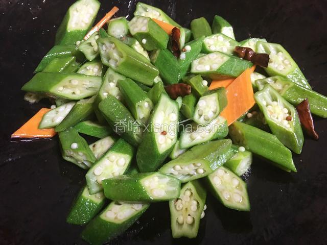 秋葵下锅煸炒；