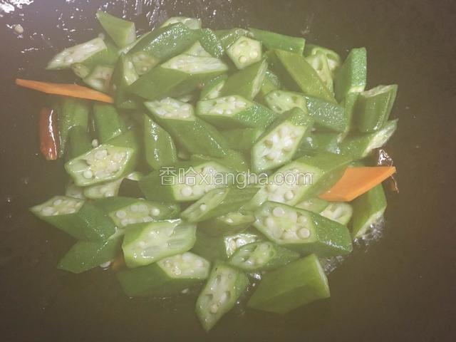 加入适量高汤，盐和鸡精调味；