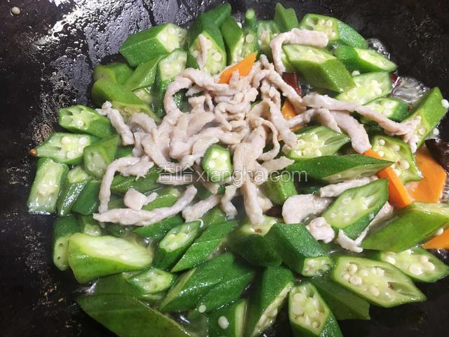 加入肉丝一起翻炒；