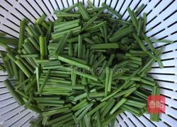 韭菜苔炒鸡蛋的做法图解1