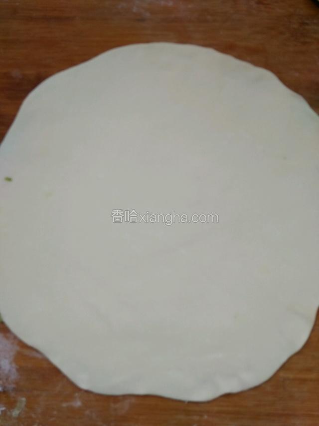 取一面剂揉圆按扁擀成薄薄的饼坯。
