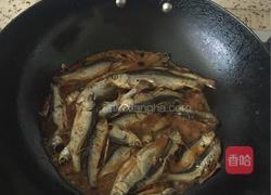 爆炒小鱼干的做法图解4