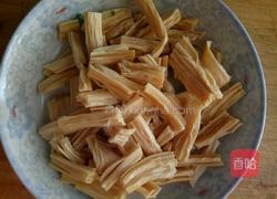 腐竹木耳炒芹菜的做法图解2